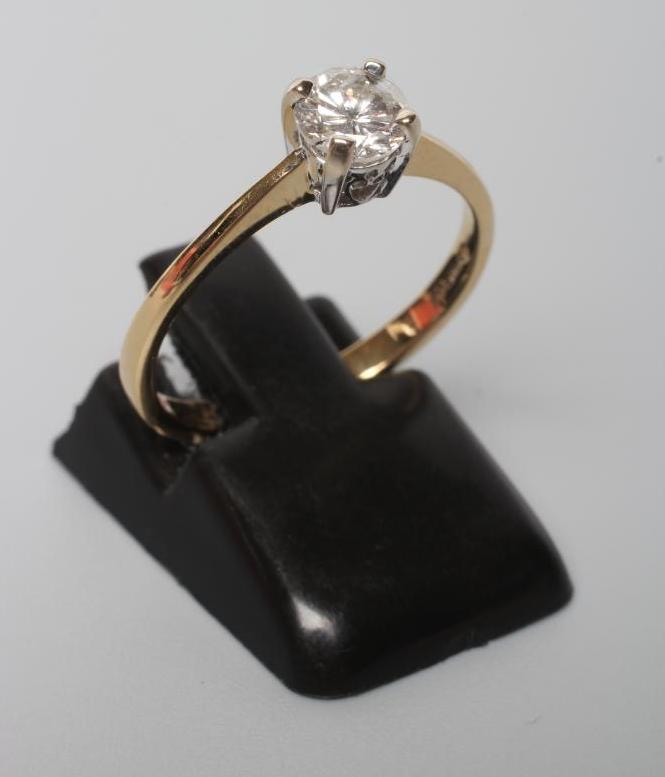 A SOLITAIRE DIAMOND RING Image