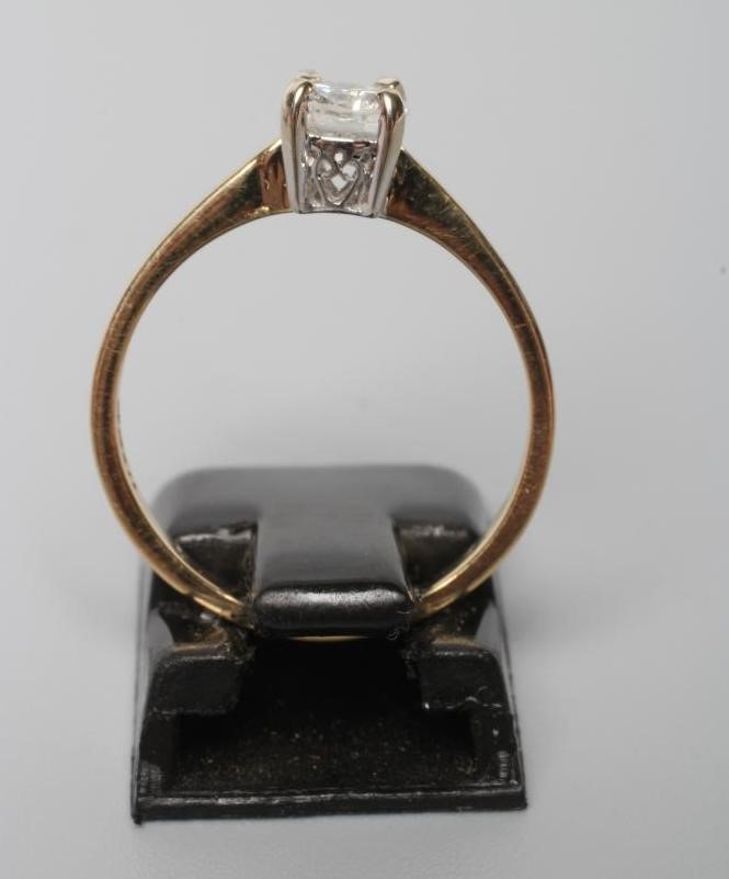 A SOLITAIRE DIAMOND RING Image