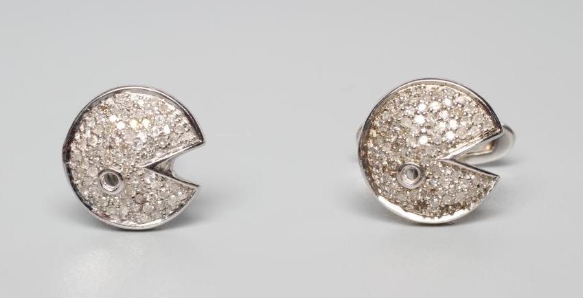 A PAIR OF DIAMOND CUFFLINKS Image