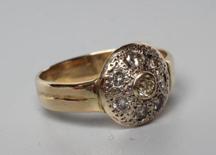 AN EIGHT STONE DIAMOND CLUSTER RING Image