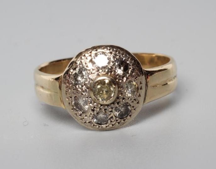 AN EIGHT STONE DIAMOND CLUSTER RING Image