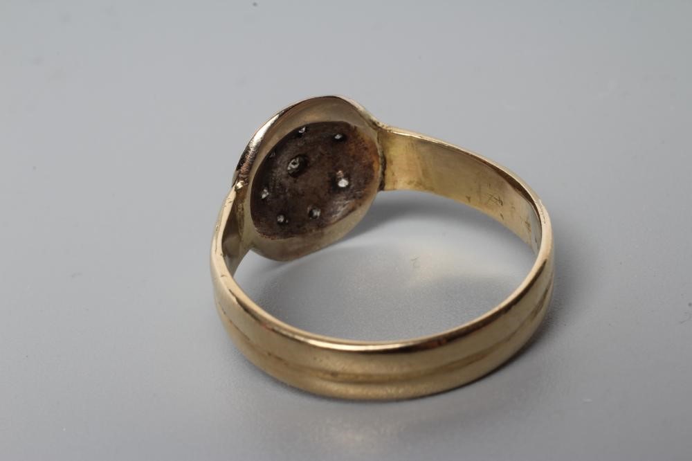 AN EIGHT STONE DIAMOND CLUSTER RING Image