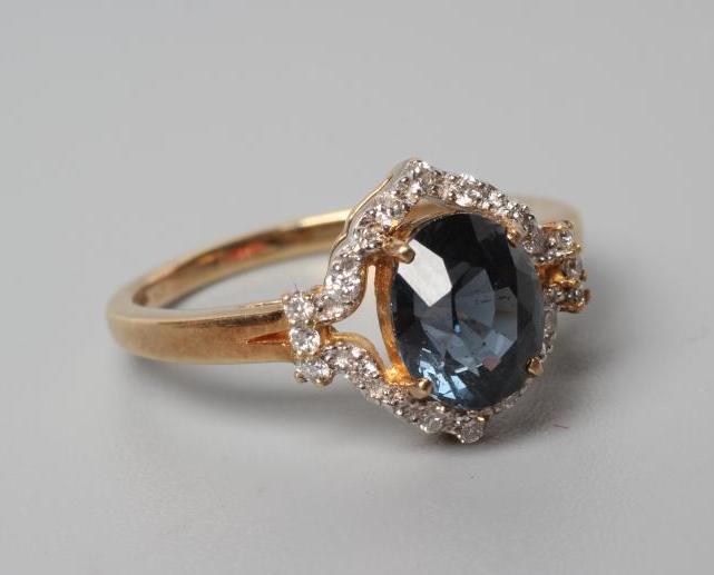 A SAPPHIRE AND DIAMOND RING Image