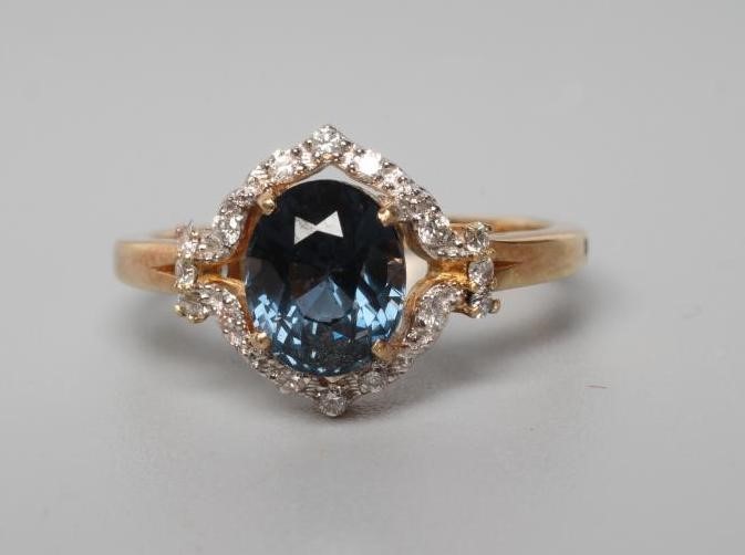 A SAPPHIRE AND DIAMOND RING Image