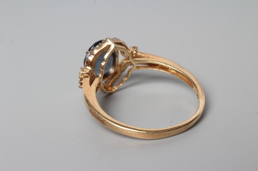 A SAPPHIRE AND DIAMOND RING Image