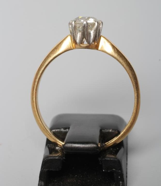A SOLITAIRE DIAMOND RING Image