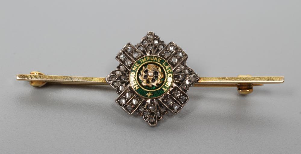 A 9CT GOLD SCOTTISH MILITARY SWEETHEART BROOCH Image