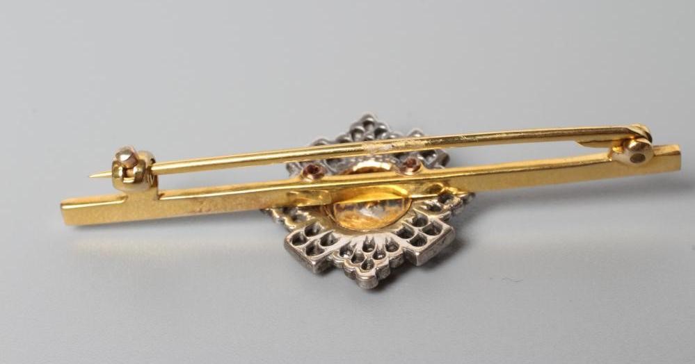 A 9CT GOLD SCOTTISH MILITARY SWEETHEART BROOCH Image