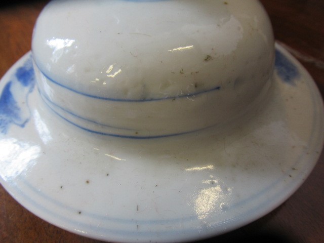 A CHINESE PORCELAIN VASE AND COVER of inverted baluster form Image