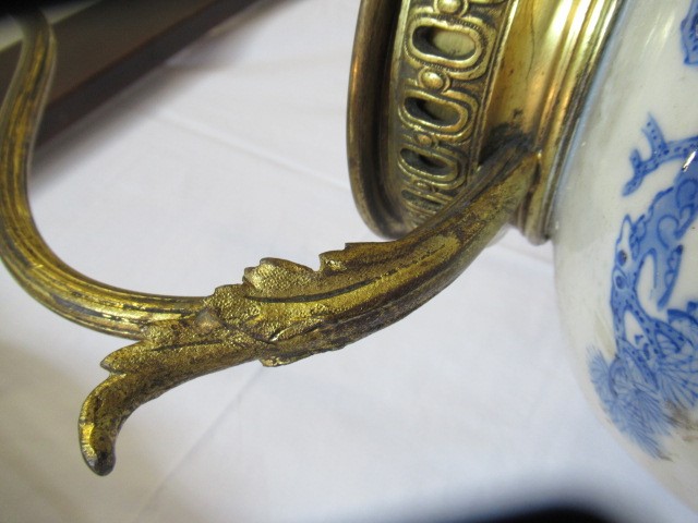 A CHINESE PORCELAIN VASE AND COVER of inverted baluster form Image