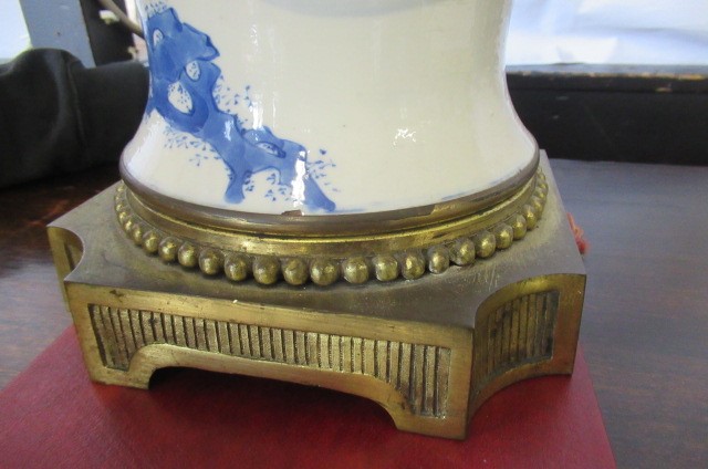 A CHINESE PORCELAIN VASE AND COVER of inverted baluster form Image