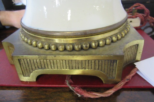 A CHINESE PORCELAIN VASE AND COVER of inverted baluster form Image