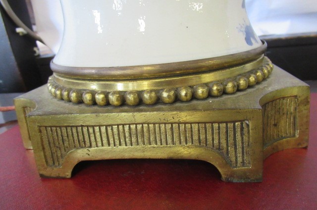 A CHINESE PORCELAIN VASE AND COVER of inverted baluster form Image
