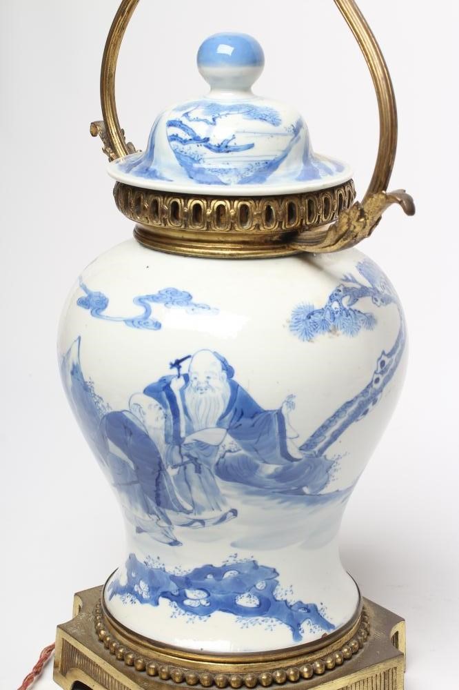 A CHINESE PORCELAIN VASE AND COVER of inverted baluster form Image