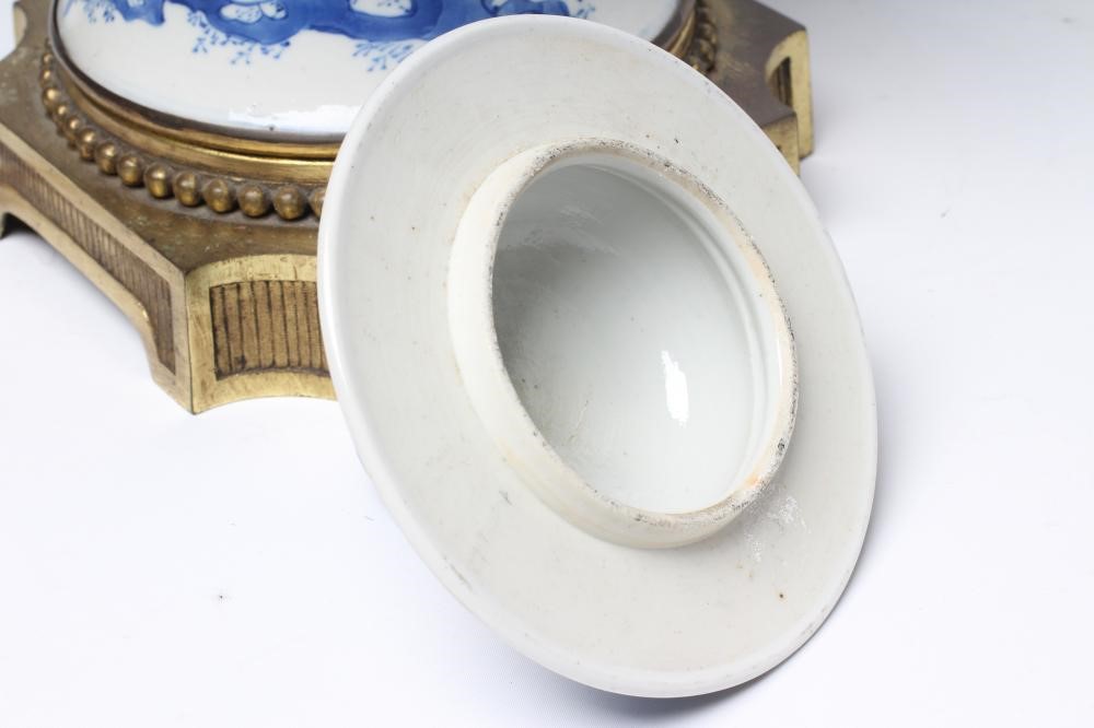 A CHINESE PORCELAIN VASE AND COVER of inverted baluster form Image