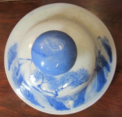 A CHINESE PORCELAIN VASE AND COVER of inverted baluster form Image