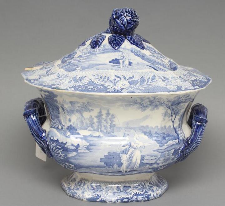 A BRAMELD POTTERY CASTLE OF ROCHFORT PATTERN SOUP TUREEN AND COVER Image