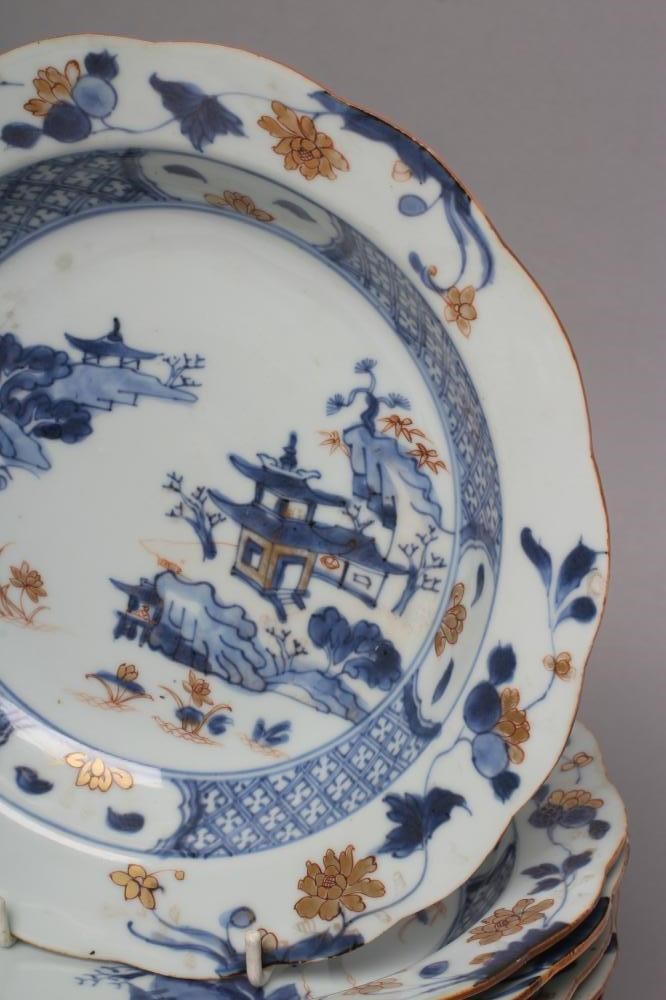 A SET OF TWELVE CHINESE EXPORT PORCELAIN SOUP PLATES of shaped circular form Image