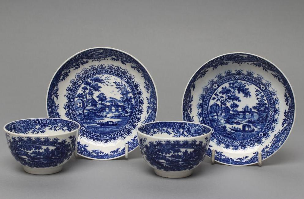 A PAIR OF FIRST PERIOD WORCESTER PORCELAIN CIRCLED LANDSCAPE PATTERN TEA BOWLS AND SAUCERS Image