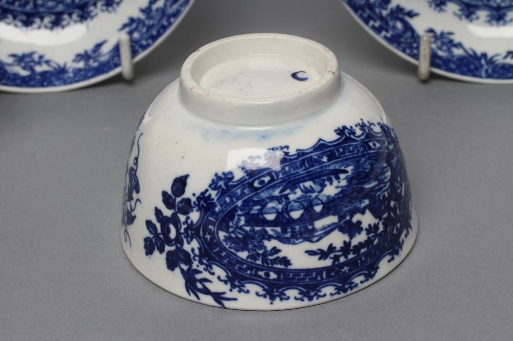 A PAIR OF FIRST PERIOD WORCESTER PORCELAIN CIRCLED LANDSCAPE PATTERN TEA BOWLS AND SAUCERS Image