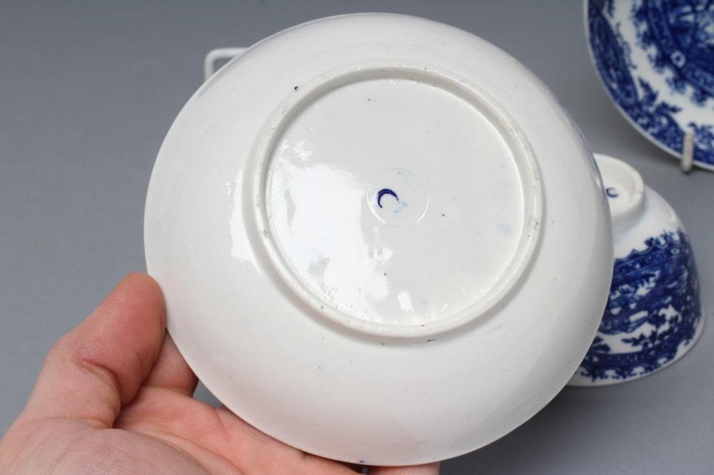 A PAIR OF FIRST PERIOD WORCESTER PORCELAIN CIRCLED LANDSCAPE PATTERN TEA BOWLS AND SAUCERS Image