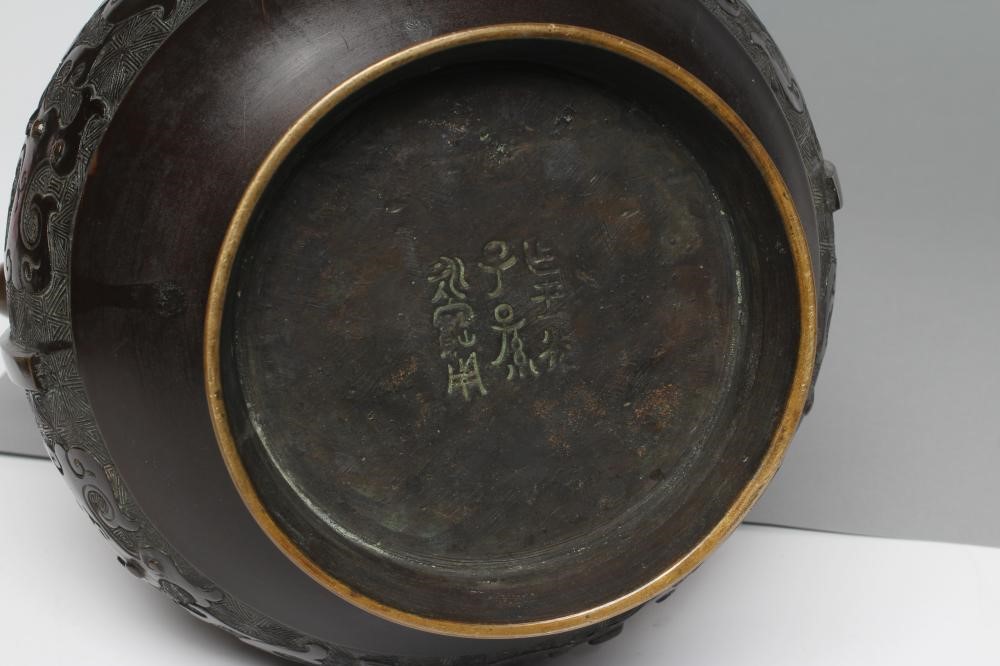 A CHINESE ARCHAIC STYLE BRONZE VASE of baluster form Image