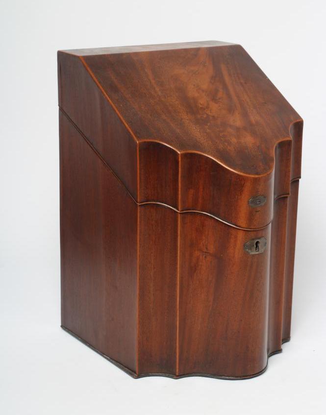 A GEORGIAN MAHOGANY KNIFE BOX Image