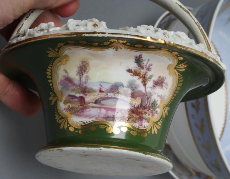 A SPODE PORCELAIN POT POURRI BASKET AND COVER Image