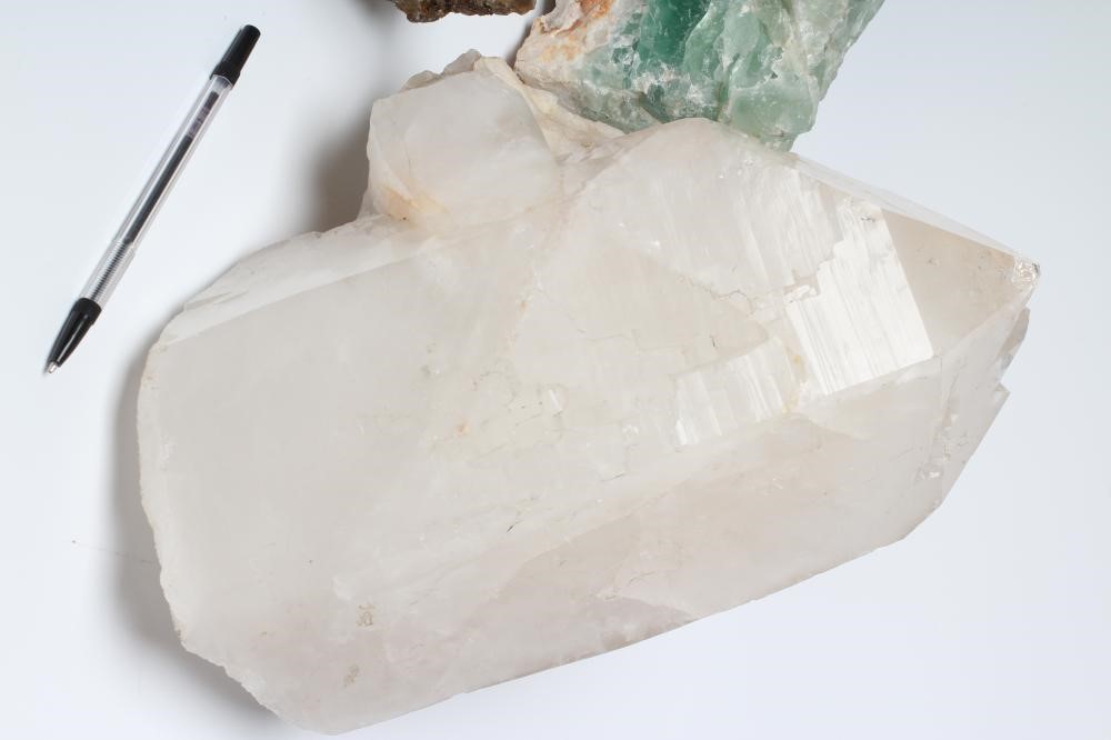 LARGE NATURAL HISTORY SPECIMENS comprising a 30cm long quartz crystal Image