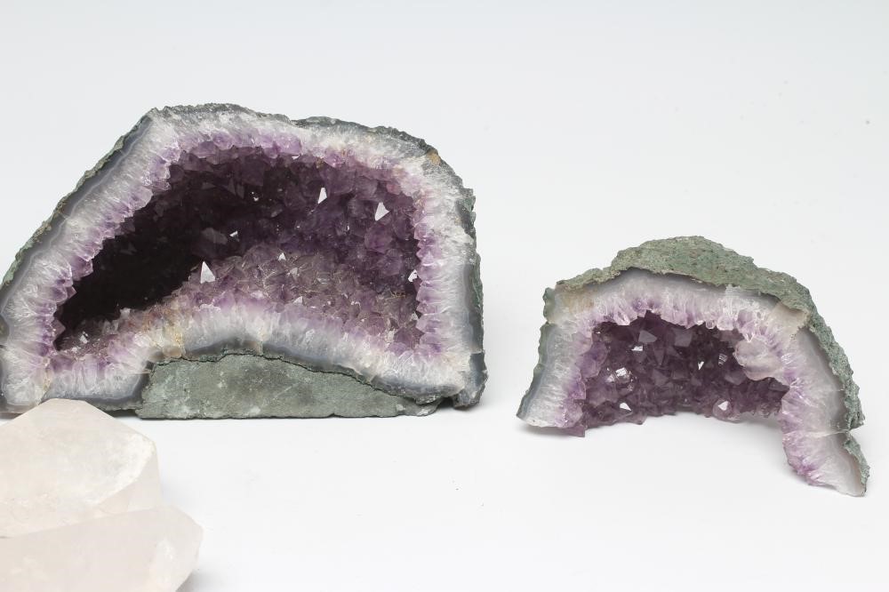 LARGE NATURAL HISTORY SPECIMENS comprising a 19cm tall amethyst cathedral geode Image