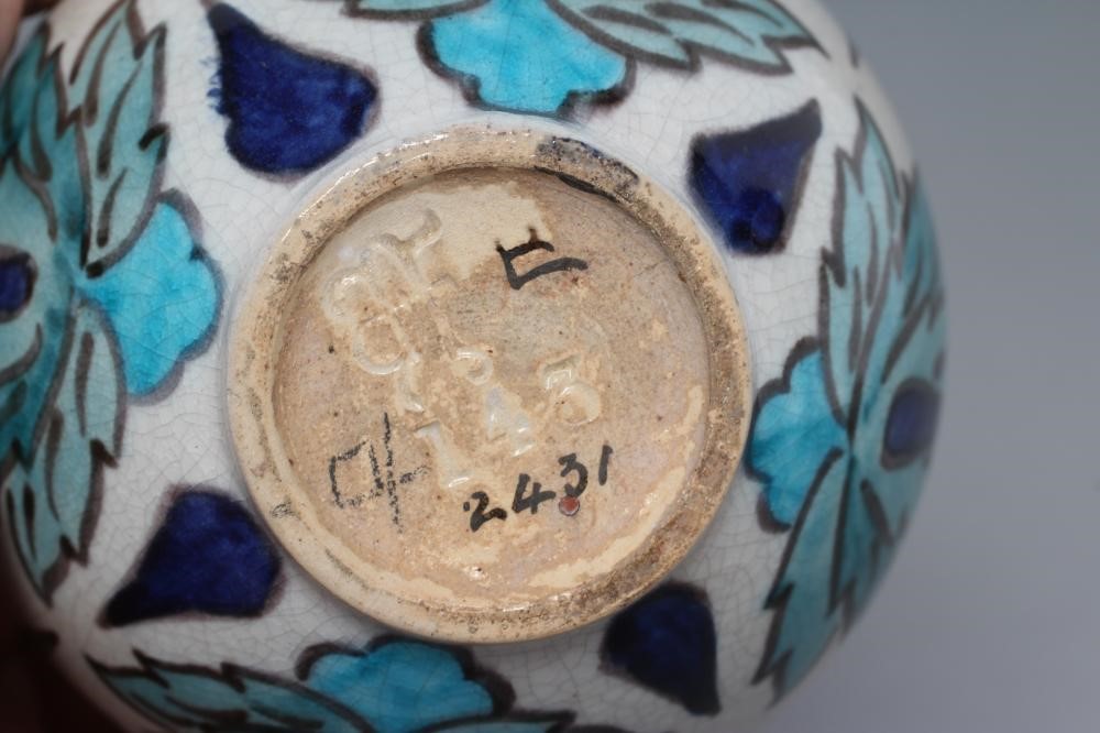 A BURMANTOFTS FAIENCE SMALL VASE Image