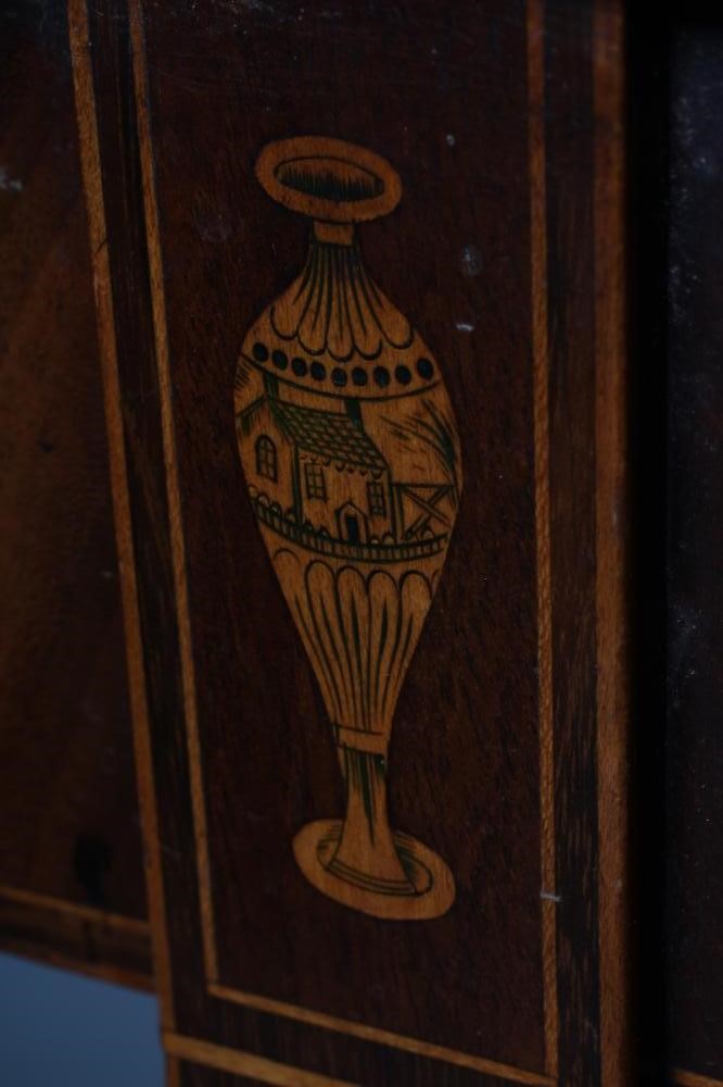 A GEORGIAN FOLDING TEA TABLE Image