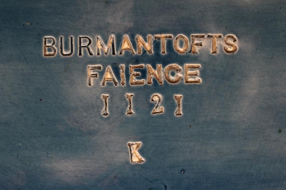 A LARGE BURMANTOFTS FAIENCE TURQUOISE GLAZED CIRCULAR PLAQUE Image