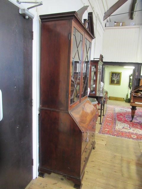A GEORGIAN MAHOGANY BUREAU BOOKCASE Image