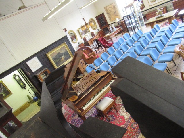 A GEORGIAN MAHOGANY BUREAU BOOKCASE Image