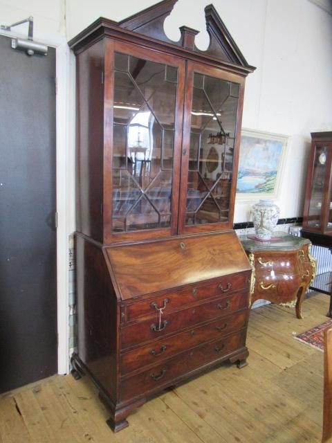 A GEORGIAN MAHOGANY BUREAU BOOKCASE Image