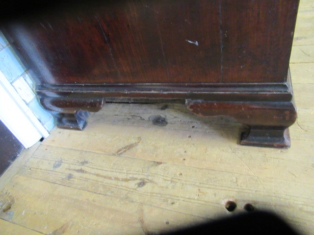 A GEORGIAN MAHOGANY BUREAU BOOKCASE Image