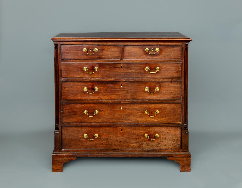 A GEORGIAN MAHOGANY CHEST Image