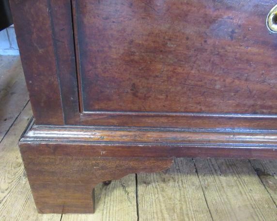 A GEORGIAN MAHOGANY CHEST Image