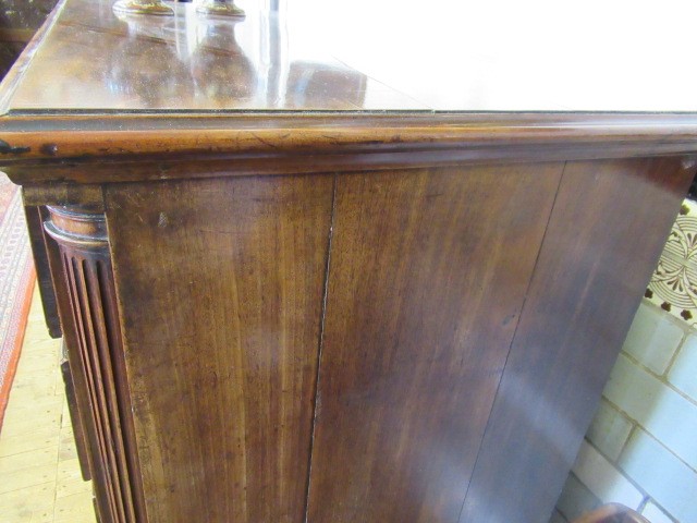 A GEORGIAN MAHOGANY CHEST Image