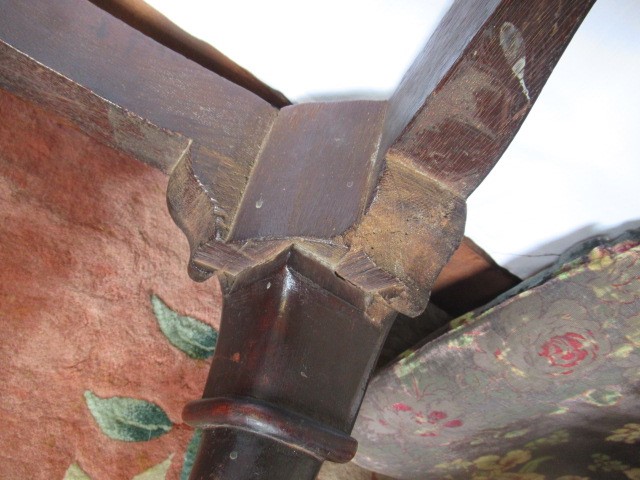 AN EARLY GEORGIAN MAHOGANY SIDE CHAIR Image