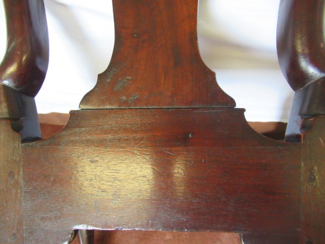 AN EARLY GEORGIAN MAHOGANY SIDE CHAIR Image