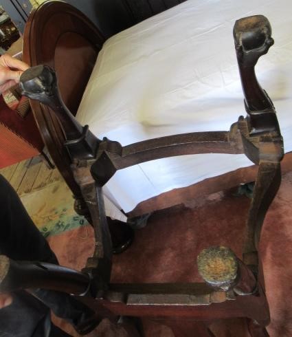 AN EARLY GEORGIAN MAHOGANY SIDE CHAIR Image