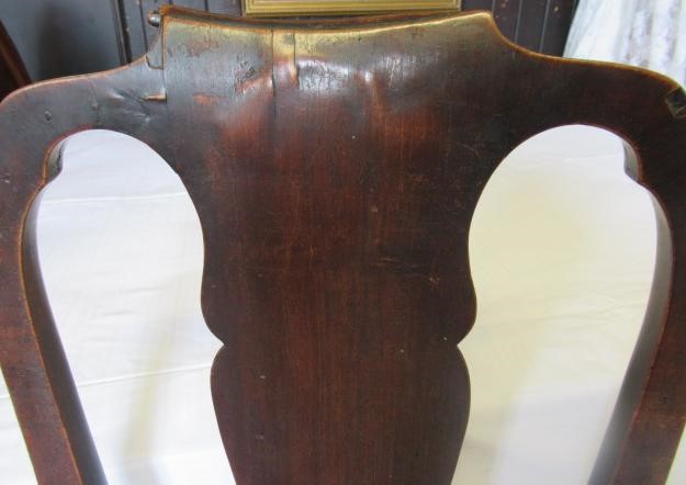 AN EARLY GEORGIAN MAHOGANY SIDE CHAIR Image