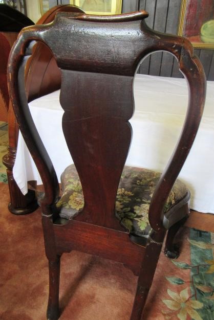AN EARLY GEORGIAN MAHOGANY SIDE CHAIR Image