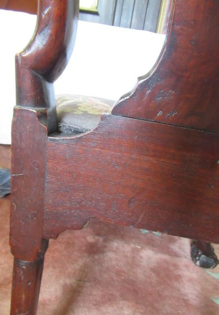 AN EARLY GEORGIAN MAHOGANY SIDE CHAIR Image