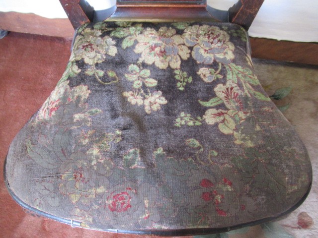 AN EARLY GEORGIAN MAHOGANY SIDE CHAIR Image