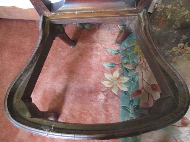 AN EARLY GEORGIAN MAHOGANY SIDE CHAIR Image