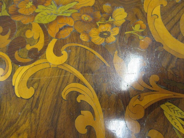 A VICTORIAN WALNUT AND FLORAL MARQUETRY CENTRE TABLE Image