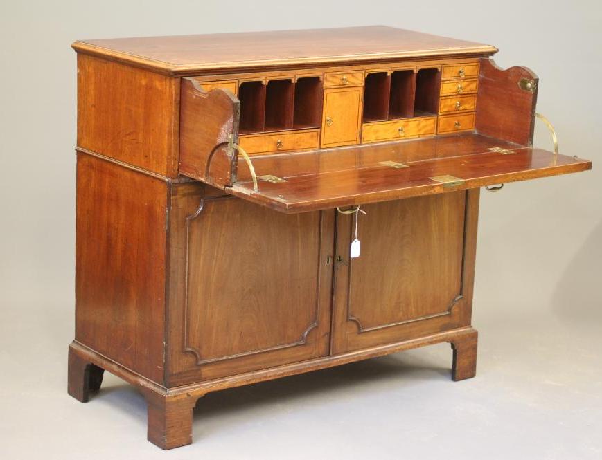 A GEORGIAN MAHOGANY SECRETAIRE Image